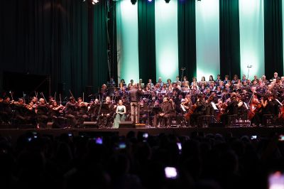 El Parque Juan Pablo II, donde se realizó el espectáculo, fue durante años un vertedero municipal en el corazón de Bajos de Mena y que durante años recibió el nombre de “la cañamera", ahora convertido en un espacio de áreas verdes abierto a vecinas y vecinos.